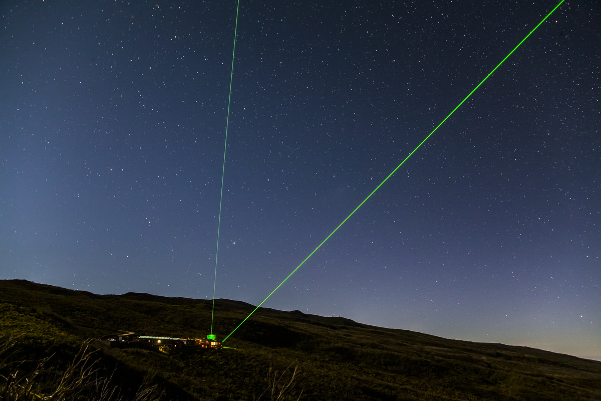 Emission simultanée de six faisceaux lasers depuis l'observatoire du Maïdo. Crédits : Thibaut VERGOZ/OSU - Réunion / CNRS Photothèque